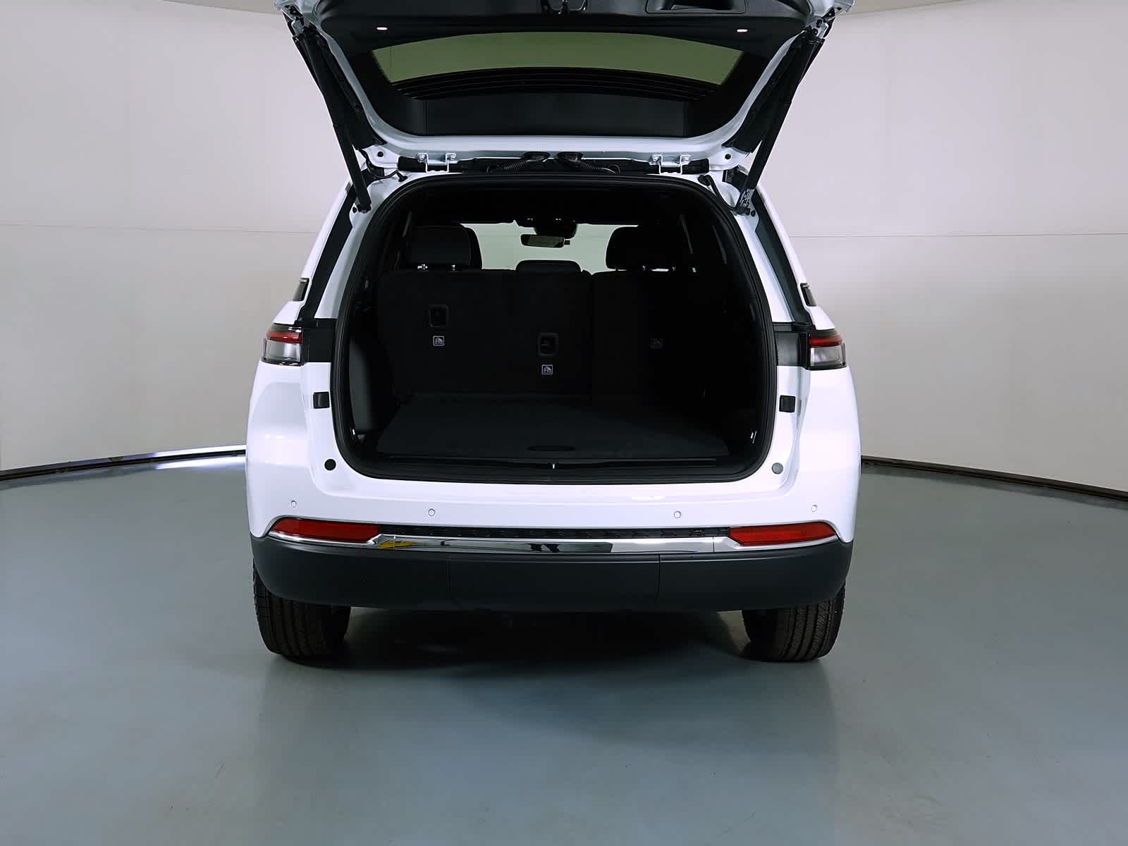 2025 Jeep Grand Cherokee Laredo 4x4